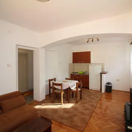 Centre Free Parking * Makarska